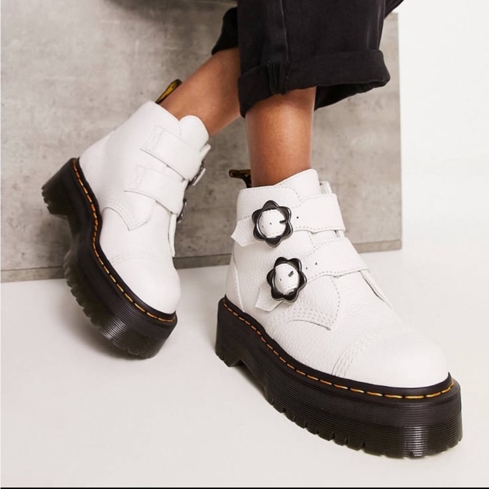 EUC DR. MARTENS DEVON FLOWER BUCKLE LEATHER PLATFORM BOOTS, SZ 7